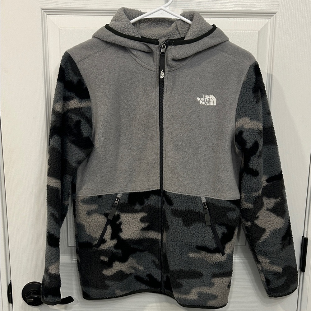 The North Face boys fleece hooded jacket. Size Large 14/16. Gray/camo design.
